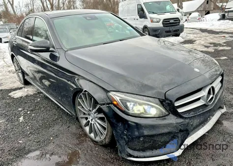 2015 Mercedes-Benz C 400 4Matic z USA, uszkodzony, nr VIN 55SWF6GBXFU027461
